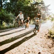 Familie macht eine Fahrradtour
